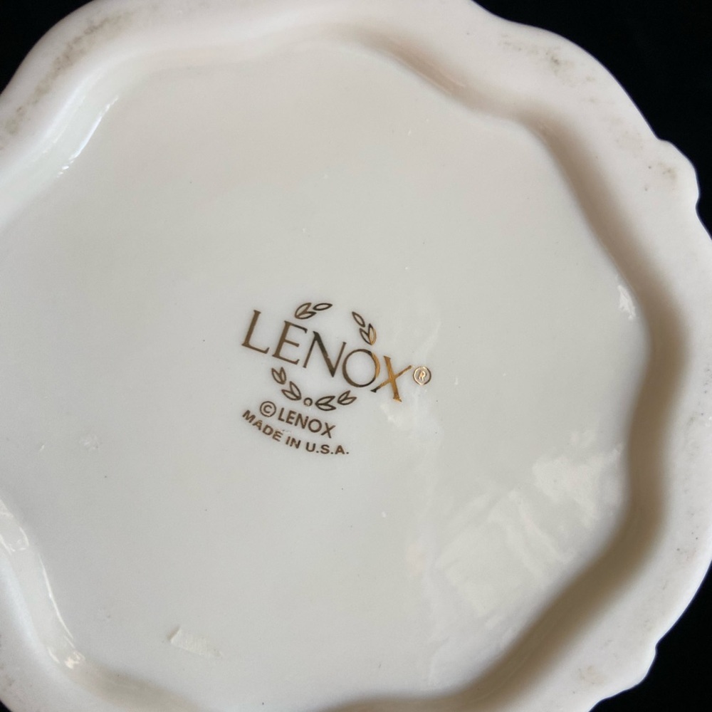 Vintage LENOX 10" Porcelain Vase Palmentto Leaf Design Floral Ivory Color USA - Picture 4 of 7